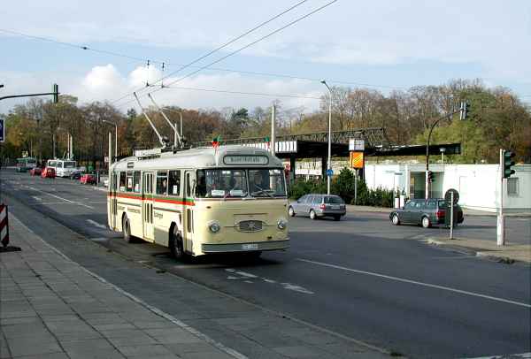 Obus Nr.22 des deutschen Typs Henschel/Kiepe HS 160 OSL der
Städtischen Verkehrsbetriebe Esslingen am Neckar (SVE) auf der Westrampe der Eisenbahnbrücke