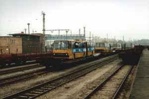 Auf Eisenbahntiefladewaggons verladene
Gelenkobusse des ungarischen Typs Ikarus 280.93 bereit zur Abfahrt nach Timisoara/Rumänien