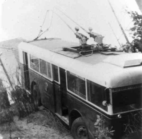 Traffic accident with trolleybus no. 04(II) of the German type KEO I (war unit trolleybus standard size 1)