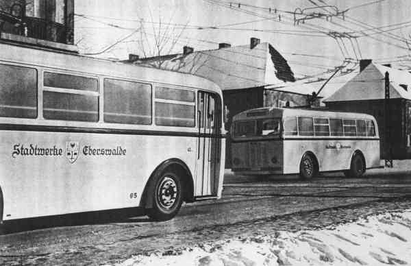 Trolleybuses no. 05(I) and 07(I) of the German type MPE 1 at the
crossing Freienwalder Straße/Saarstraße at the branch to the artillery barracks