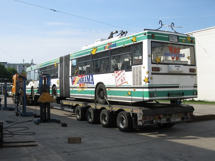 On 13 July 2011 was the articulated trolleybus no. 037 of the Austrian type ÖAF Gräf & Stift NGE 152 M17 shipped on a Dutch flat
bed trailer.