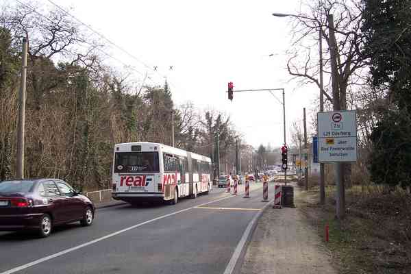 Obus-Ersatzverkehr auf der Linie 861 beim Passieren der Baustelle am Bahnübergang Forsthaus in Richtiung Leibniz-Viertel