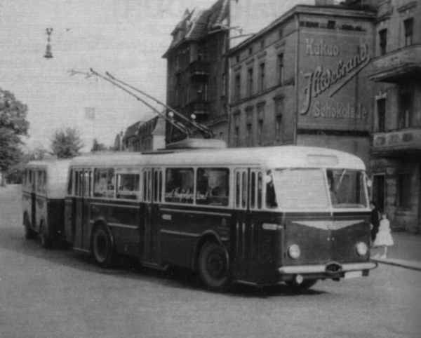Trolleybus no. 9/III of the Czech type ŠKODA 8 Tr6 with trailer shortly before the
east ramp of the railway bridge turning to the left from Eisenbahnstraße  on the railway station forecourt
