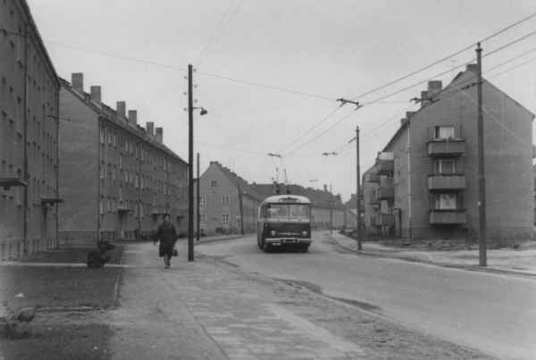 In the upper part of the Poratzstraße the contact line was partly to masts, but predominantly fastened to the
dwelling houses.