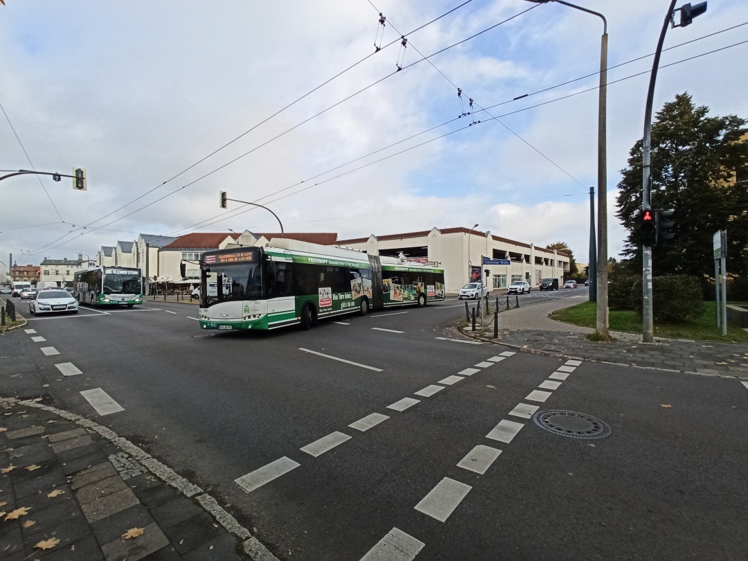 Gelenkobus 051 auf der Kreuzung Fritz-Weineck-Straße/Schönholzer Straße