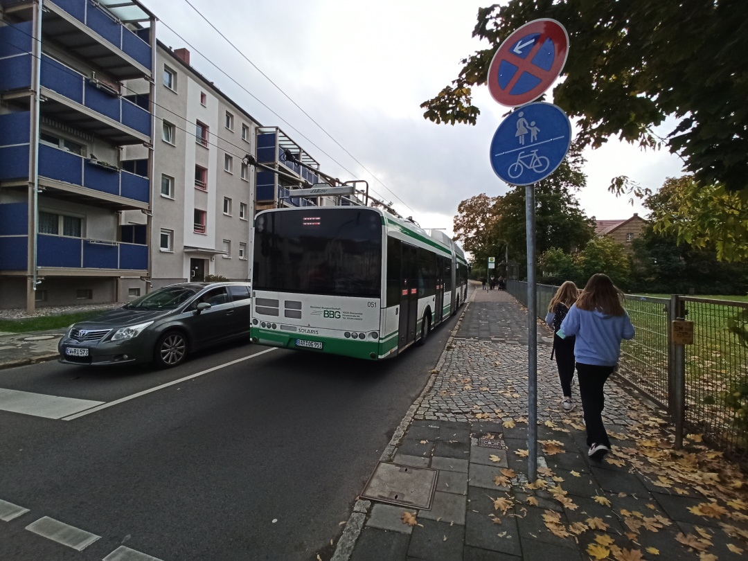 Gelenkobus 051 fährt in die Haltestelle Schönholzer Straße ein