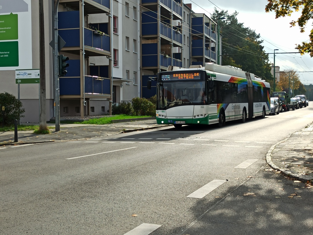 Gelenkobus 055 auf der Kreuzung Schönholzer Straße/Fritz-Weineck-Straße