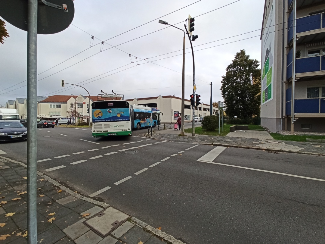Gelenkobus 059 beim Abbiegen nach rechts von der Schönholzer Straße in die Fritz-Weineck-Straße