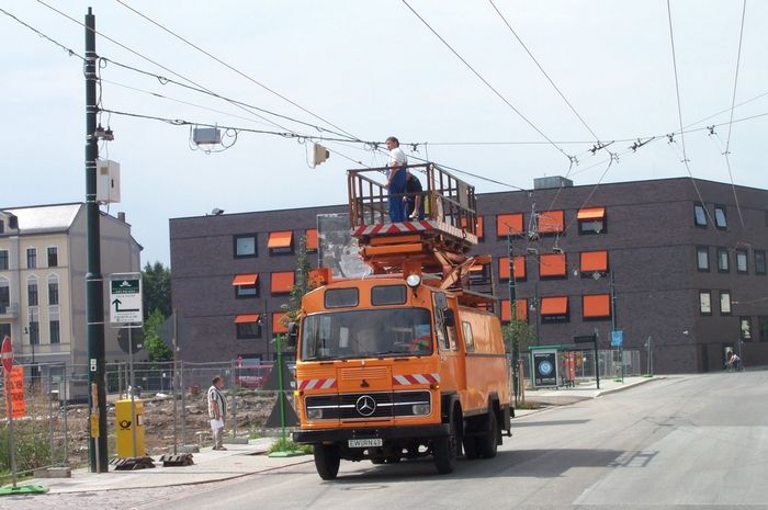 Overhead wiring maintenance vehicle with maintenance work at the switch at the market