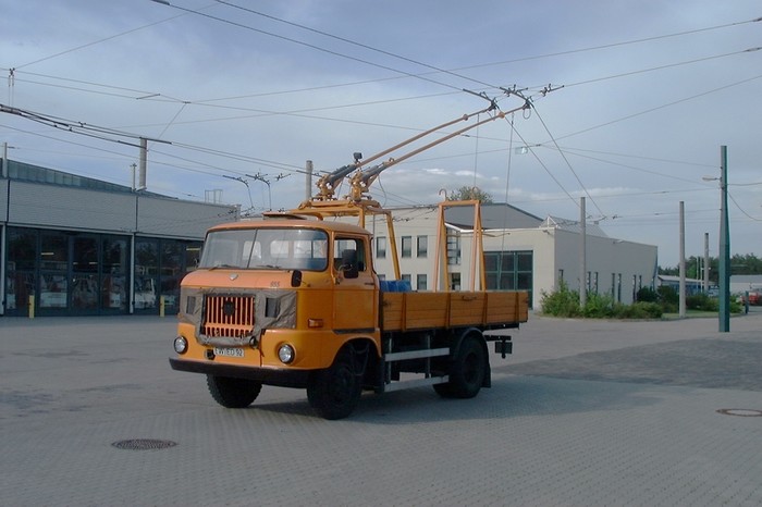 Fahrdrahtenteisungswagen auf der Basis eines LKW vom Typ IFA W50