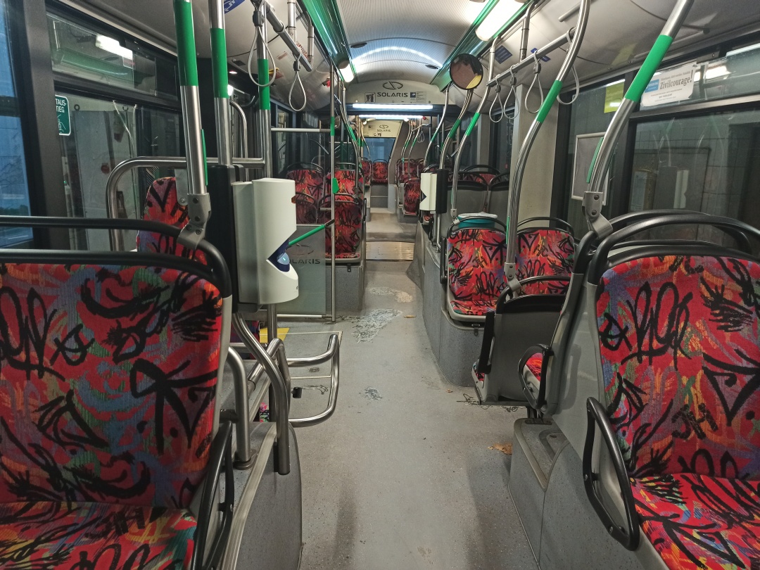 Gelenkobus Nr. 054 vom polnischen Typ Solaris Trollino 18 III Cegelec AC - Innenansicht von vorn nach hinten