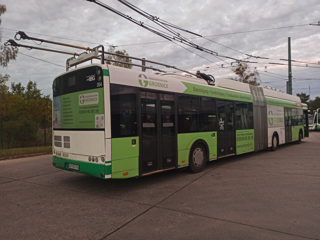 Gelenkobus Nr. 054 vom polnischen Typ Solaris Trollino 18 III Cegelec AC