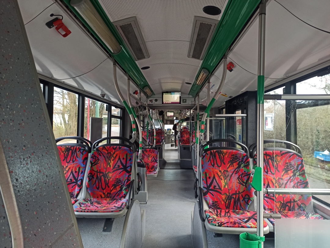 Gelenkobus Nr. 058 vom polnischen Typ Solaris Trollino 18 AC - Innenansicht von hinten nach vorn