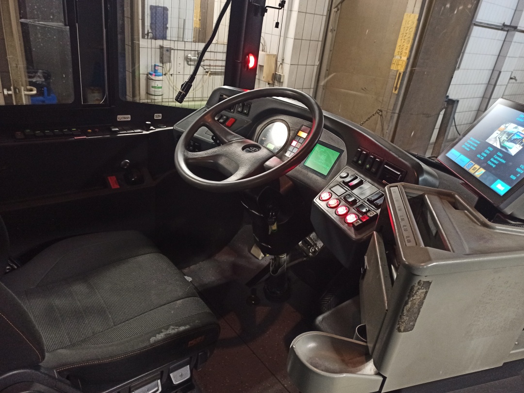 Gelenkobus Nr. 058 vom polnischen Typ Solaris Trollino 18 III Cegelec AC - Fahrerplatz