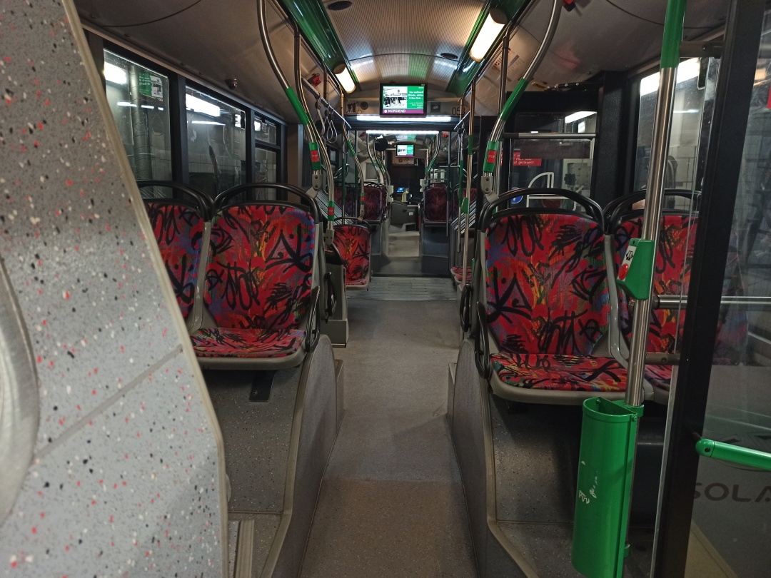 Gelenkobus Nr. 058 vom polnischen Typ Solaris Trollino 18 III Cegelec AC - Innenansicht von hinten nach vorn