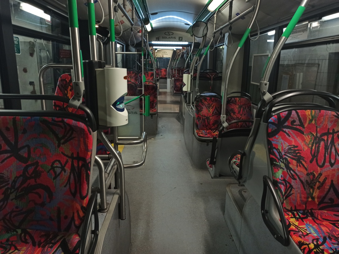 Gelenkobus Nr. 058 vom polnischen Typ Solaris Trollino 18 III Cegelec AC - Innenansicht von vorn nach hinten