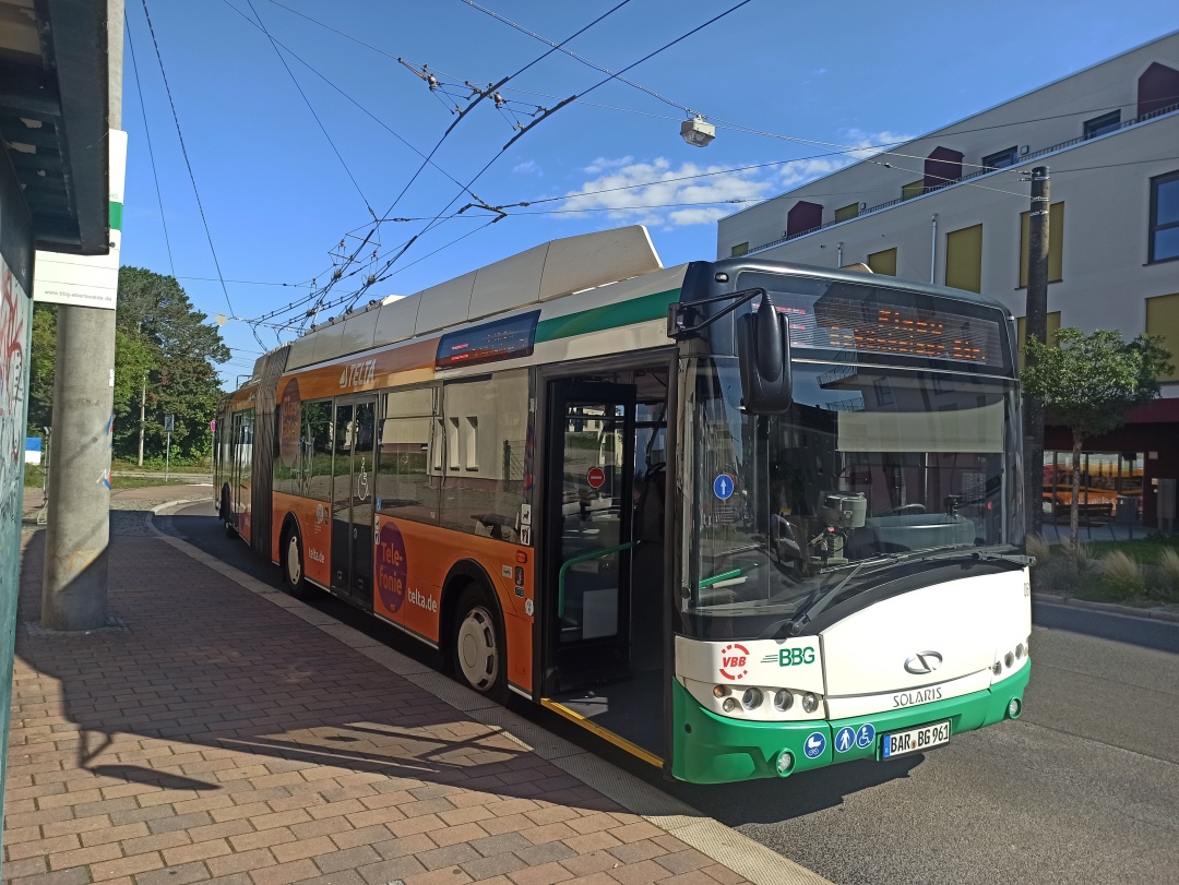 Gelenkobus Nr. 061 vom polnischen Typ Solaris Trollino 18 AC