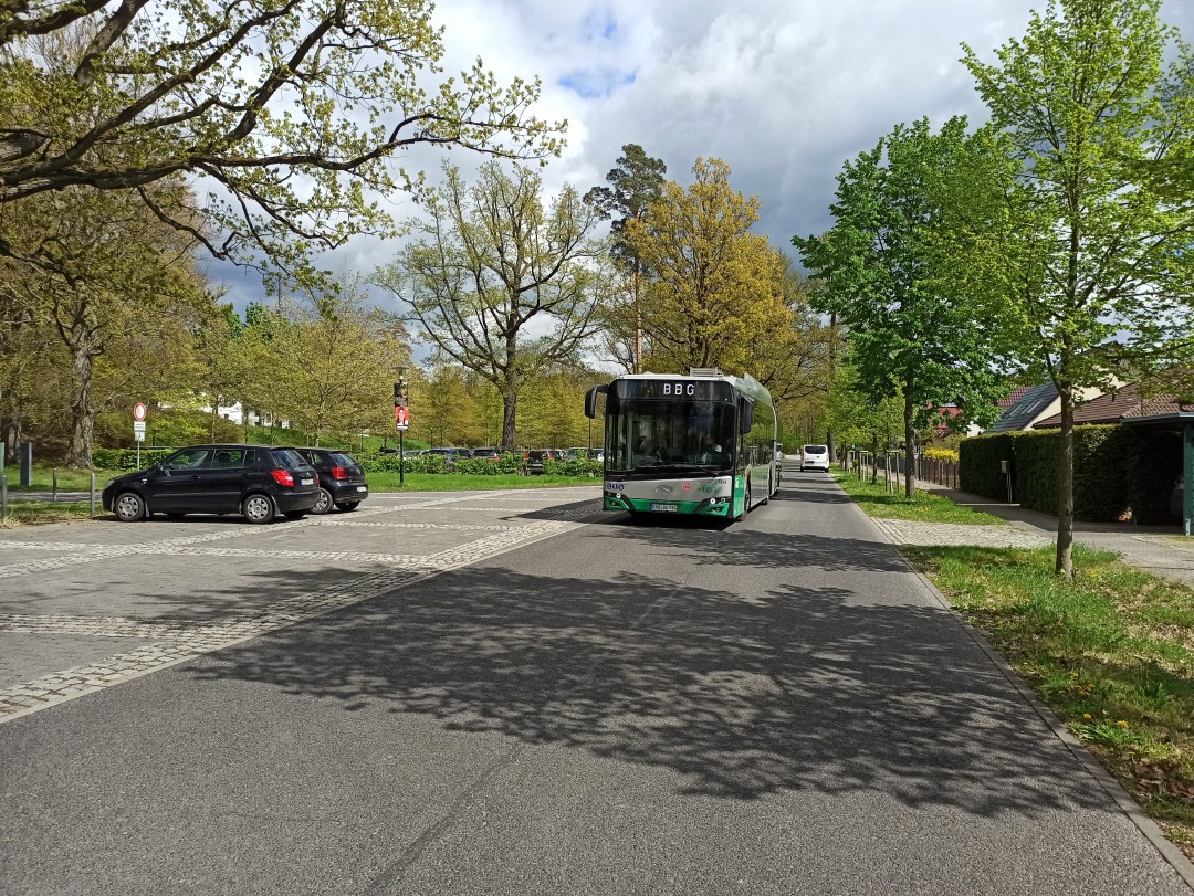Anfahrt des Gelenkobusses 064 zur Haltestelle S&uuml;dend der Linie 910 im Eberswalder Stadtteil S&uuml;dend