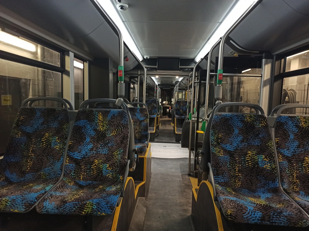 Gelenkobus Nr. 064 vom polnischen Typ Solaris Trollino 18 IV Kiepe IMC - Innenansicht von hinten nach vorn