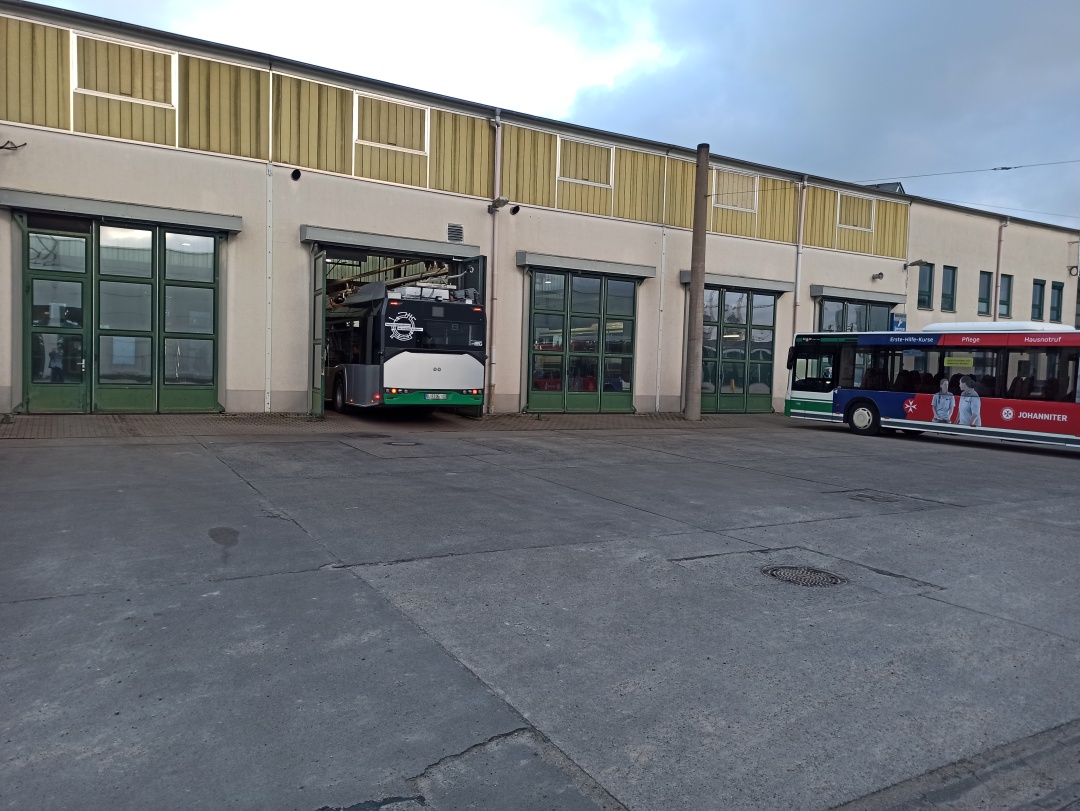 Einfahrt des Gelenkobusses 065 nach erfolgreicher Probefahrt in die Betriebswerkstatt des Betriebshofes Eberswalde/Nordend