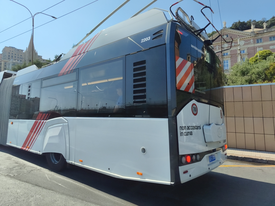Gelenkbus 2203 vom polnischen Typ Solaris Trollino 18 IV ŠKODA IMC auf der Obus-Linie 20