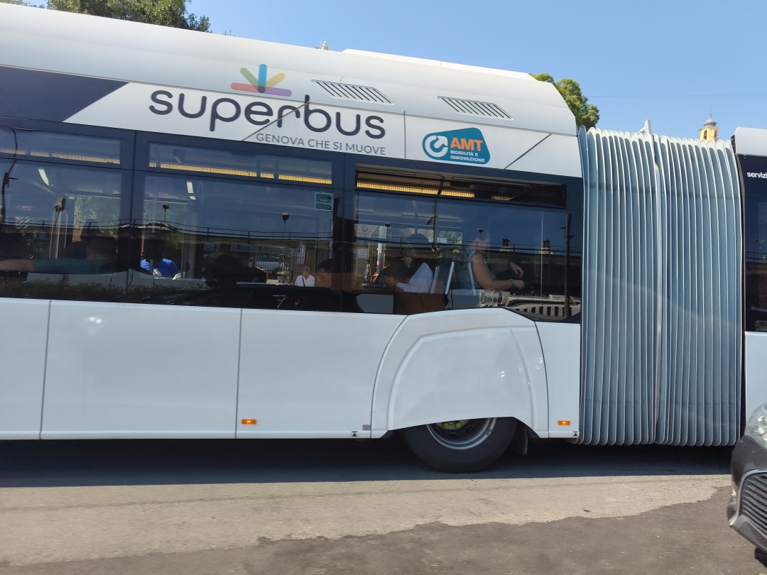 Gelenkbus 2203 vom polnischen Typ Solaris Trollino 18 IV ŠKODA IMC auf der Obus-Linie 20