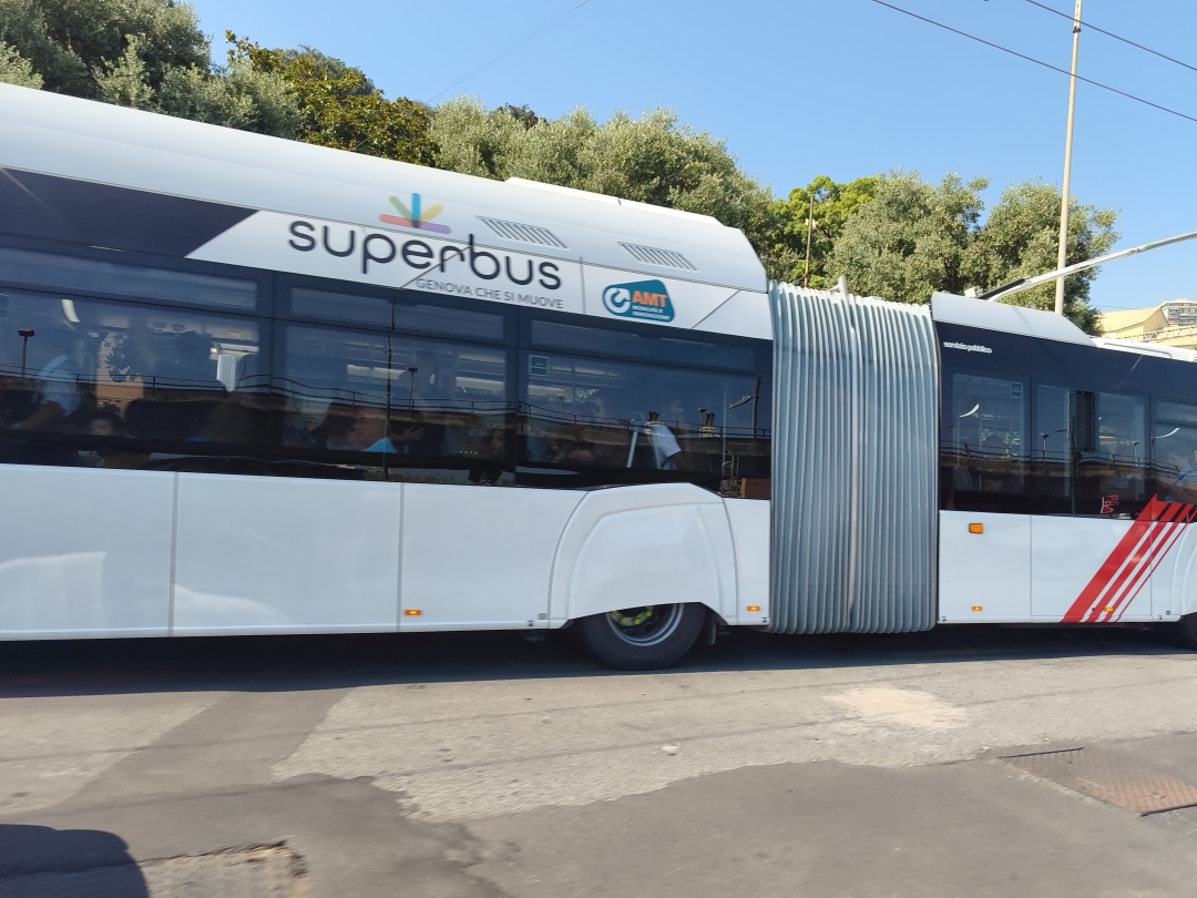Gelenkbus 2203 vom polnischen Typ Solaris Trollino 18 IV ŠKODA IMC auf der Obus-Linie 20