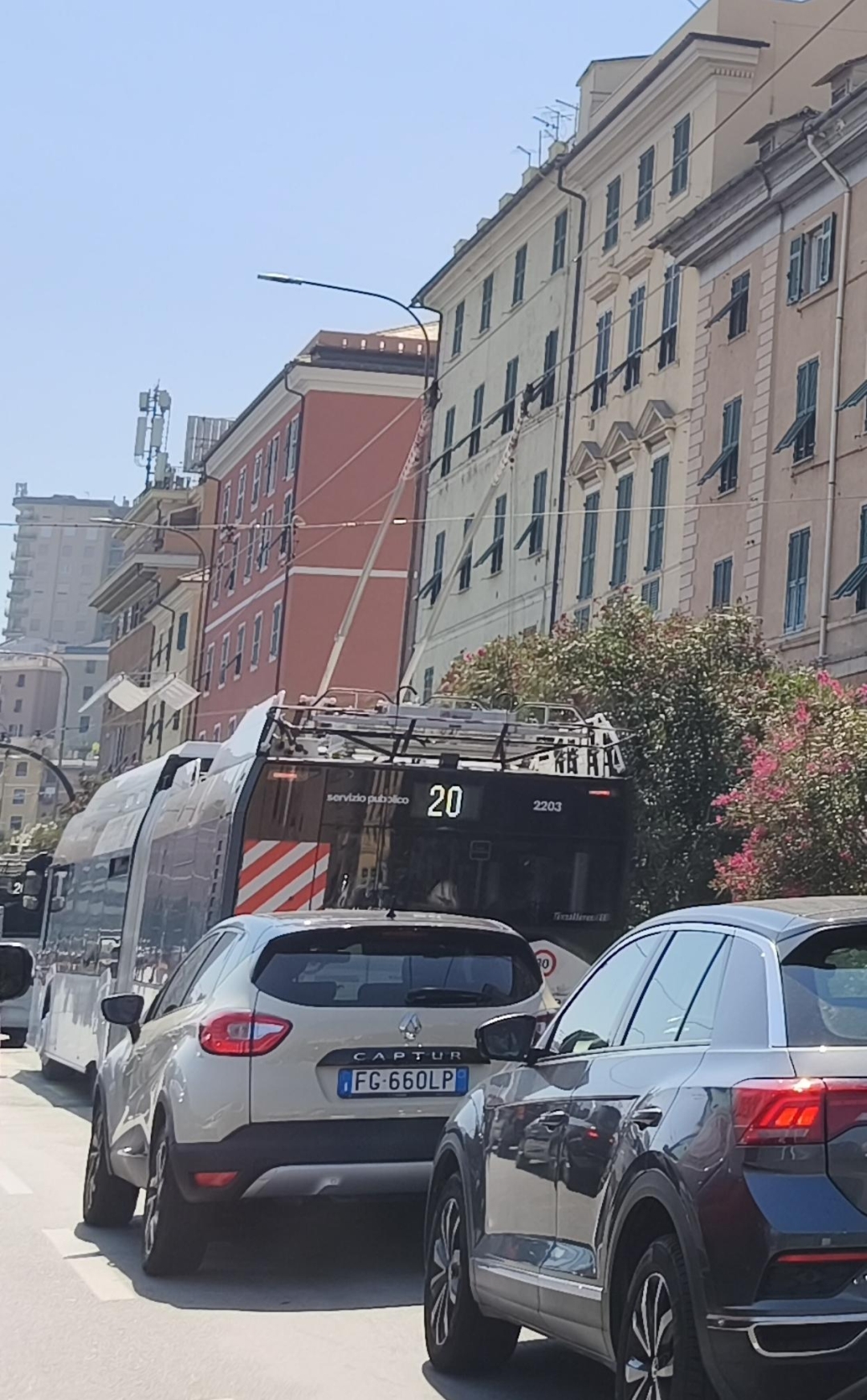Gelenkbus 2203 vom polnischen Typ Solaris Trollino 18 IV ŠKODA IMC auf der Obus-Linie 20