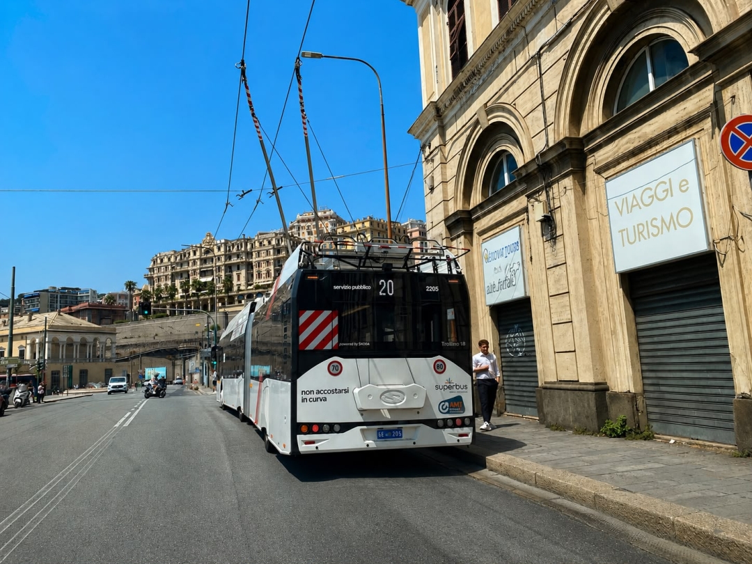 Gelenkbus 2205 vom polnischen Typ Solaris Trollino 18 IV ŠKODA IMC auf der Obus-Linie 20