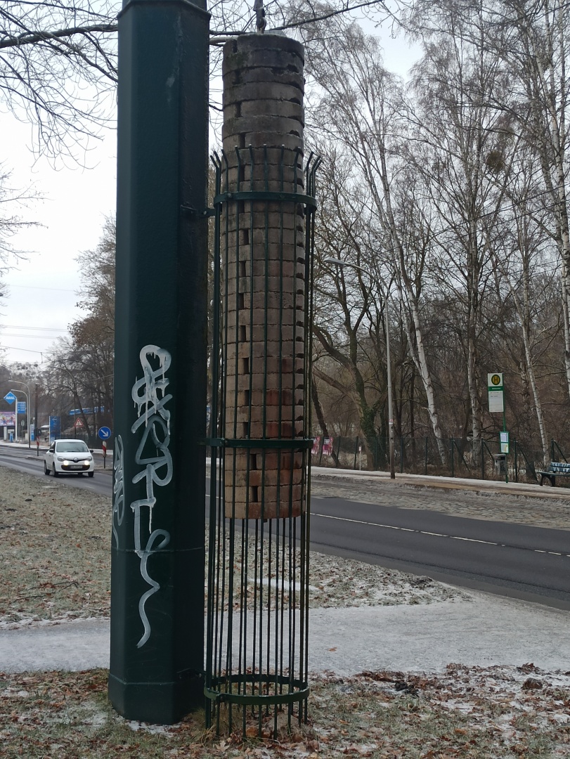 Gegengewichte aus Beton im Schutzkäfig - Sinnlose Schmierereien findet man immer und überall!