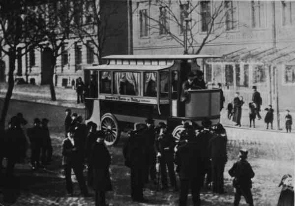 Erster Eberswalder Obus auf der Eisenbahnstraße Kreuzung Wilhelm-Straße in
Richtung Alsen-Platz (heute: Karl-Marx-Platz)