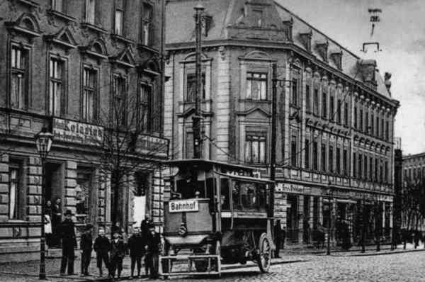 Erster Eberswalder Obus mit Kontaktwagen auf der Eisenbahnstraße kurz hinter der
Kreuzung Zimmerstraße in Richtung Bahnhof