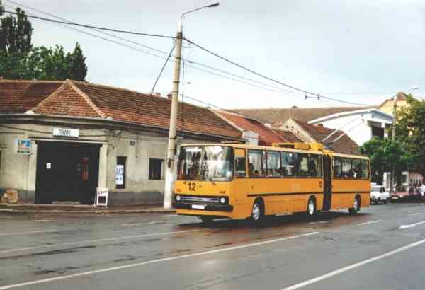 Ehemaliger Eberswalder Gelenkobus Nr. 020 vom ungarischen Typ Ikarus 280.93 in Timisoara/RO mit der Wagen-Nr. 12 am 31.05.2001