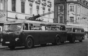 Obus Nr. 9/II vom DDR-Typ LOWA
W 602a mit Anhänger vom DDR-Typ LOWA W 700