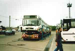 Entladung eines Obusses des österreichischen
Typs ÖAF Gräf &Stift NGE 152 M17 vom LKW-Tieflader
