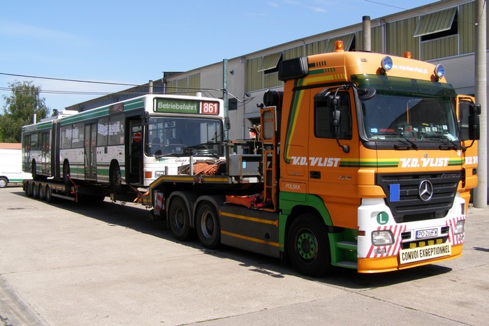 Am 02.07.2012 wurde der Gelenkobus Nr. 011 vom österreichischen Typ ÖAF Gräf & Stift NGE 152 M17 auf einen holländischen LKW-Tieflader verladen.