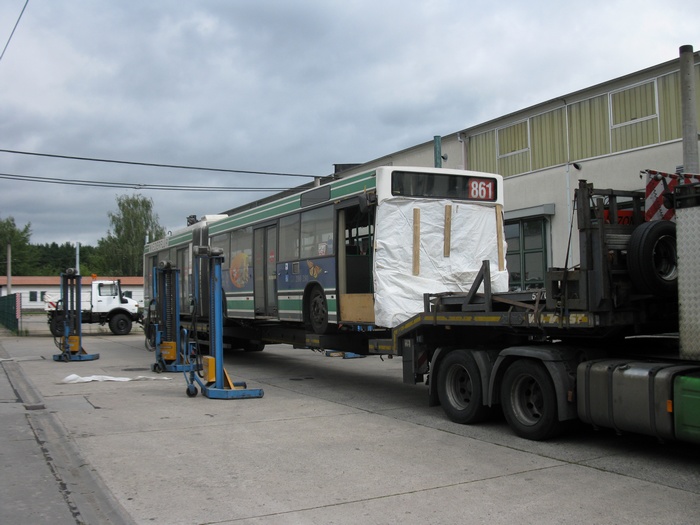 Am 25.07.2011 wurde der Gelenkobus Nr. 039 vom österreichischen Typ ÖAF Gräf & Stift NGE 152 M17 auf einen holländischen LKW-Tieflader verladen.
