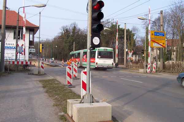 Obus-Ersatzverkehr auf der Linie 861 am Bahnübergang Forsthaus in Richtung Nordend