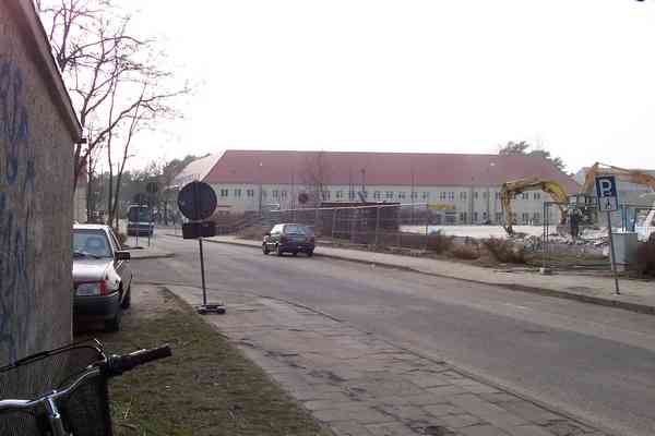 Obus-Ersatzverkehr beim Abbiegen von der Poratz-Straße in den Clara-Zetkin-Weg