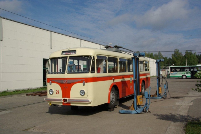 Die elektrischen Wagenheber sind am Ostravaer Obus 29 in Position