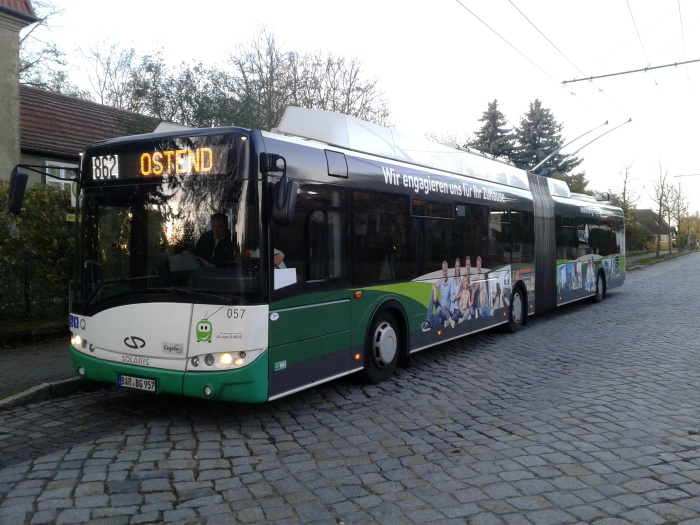 Gelenkobus Nr. 057 vom polnischen
Typ Solaris Trollino 18 AC