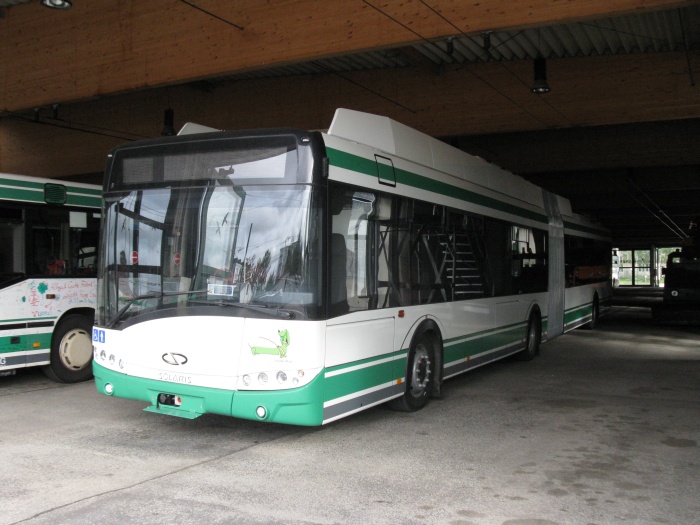 Neuer Gelenkobus vom polnischen Typ Solaris Trollino 18 AC in der Abstellhalle auf dem Betriebshof Nordend