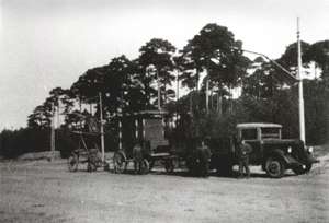 Pritschen-LKW mit Turmwagen-Anhänger und Leiterwagen-Anhänger der Eberswalder Straßenbahn
