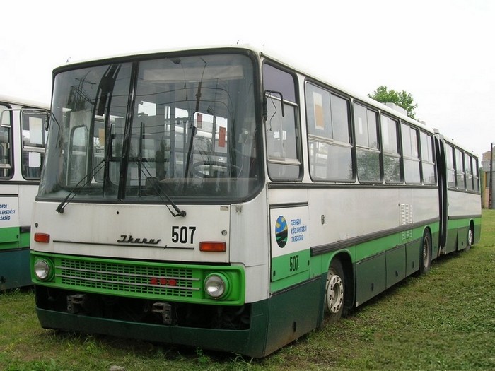 Ehemaliger Eberswalder Gelenkobus Nr. 022 vom ungarischen Typ Ikarus 280.93 mit der Szegediner Wagen-Nr. 507 auf dem Betriebshof
in Szeged/Ungarn am 20.05.2007